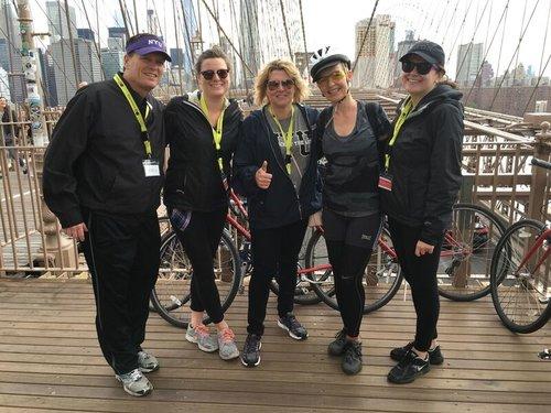 photo-du-groupe-en-velo-pont-de-brooklyn