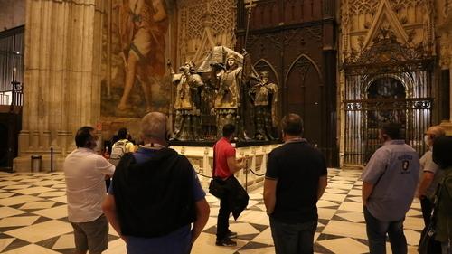 cathedrale-de-seville-guidee-entree-coupe-file